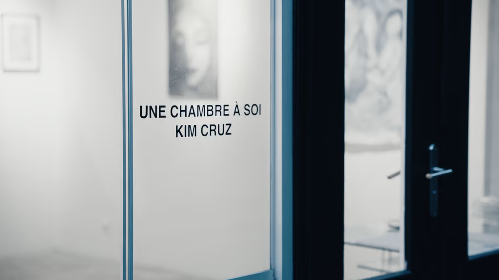 Vitrine de la galerie annonçant l'exposition « Une chambre à soi » de Kim Cruz