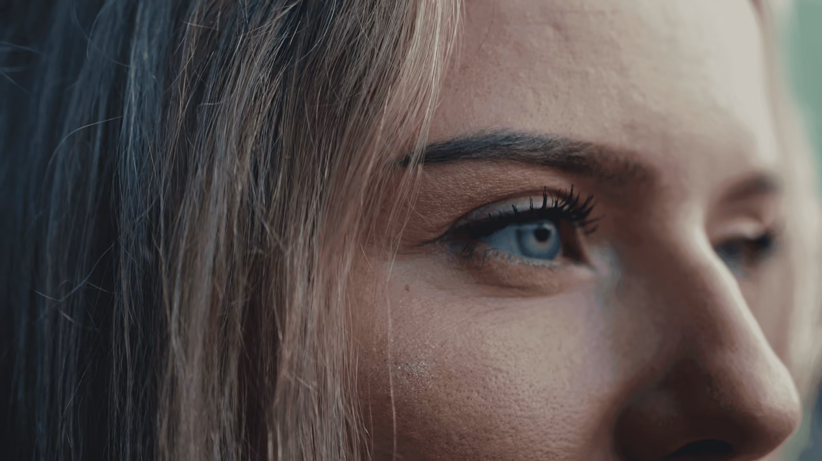 Gros plan sur le regard d'une joueuse de tennis, extrait de la publicité Recycl'Ace