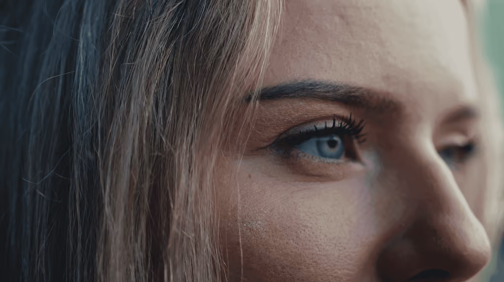 Gros plan sur le regard d'une joueuse de tennis, extrait de la publicité Recycl'Ace