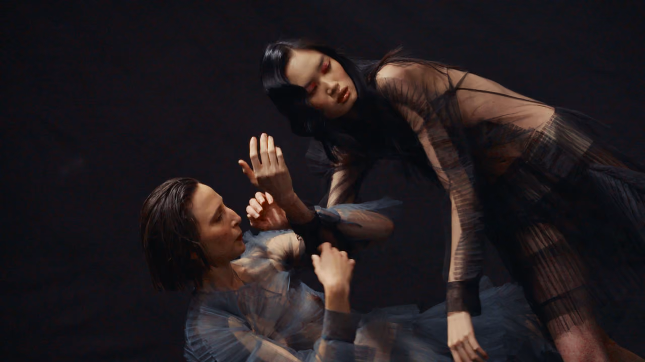 Deux mannequins en mouvement sur fond noir lors du shooting Fujifilm GFX 100 RF