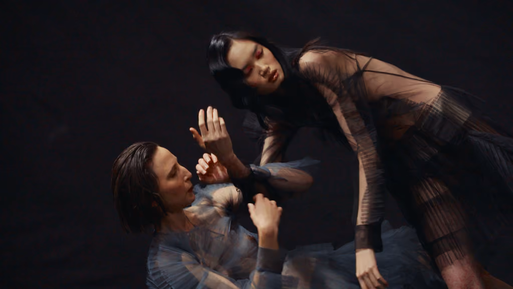 Deux mannequins en mouvement sur fond noir lors du shooting Fujifilm GFX 100 RF