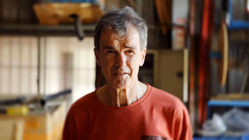 Portrait d'un homme en t-shirt rouge dans un atelier, documentaire Maoto tourné à Taïwan