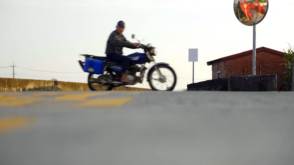 Motocycliste sur une route de campagne à Taïwan, plan du documentaire Maoto