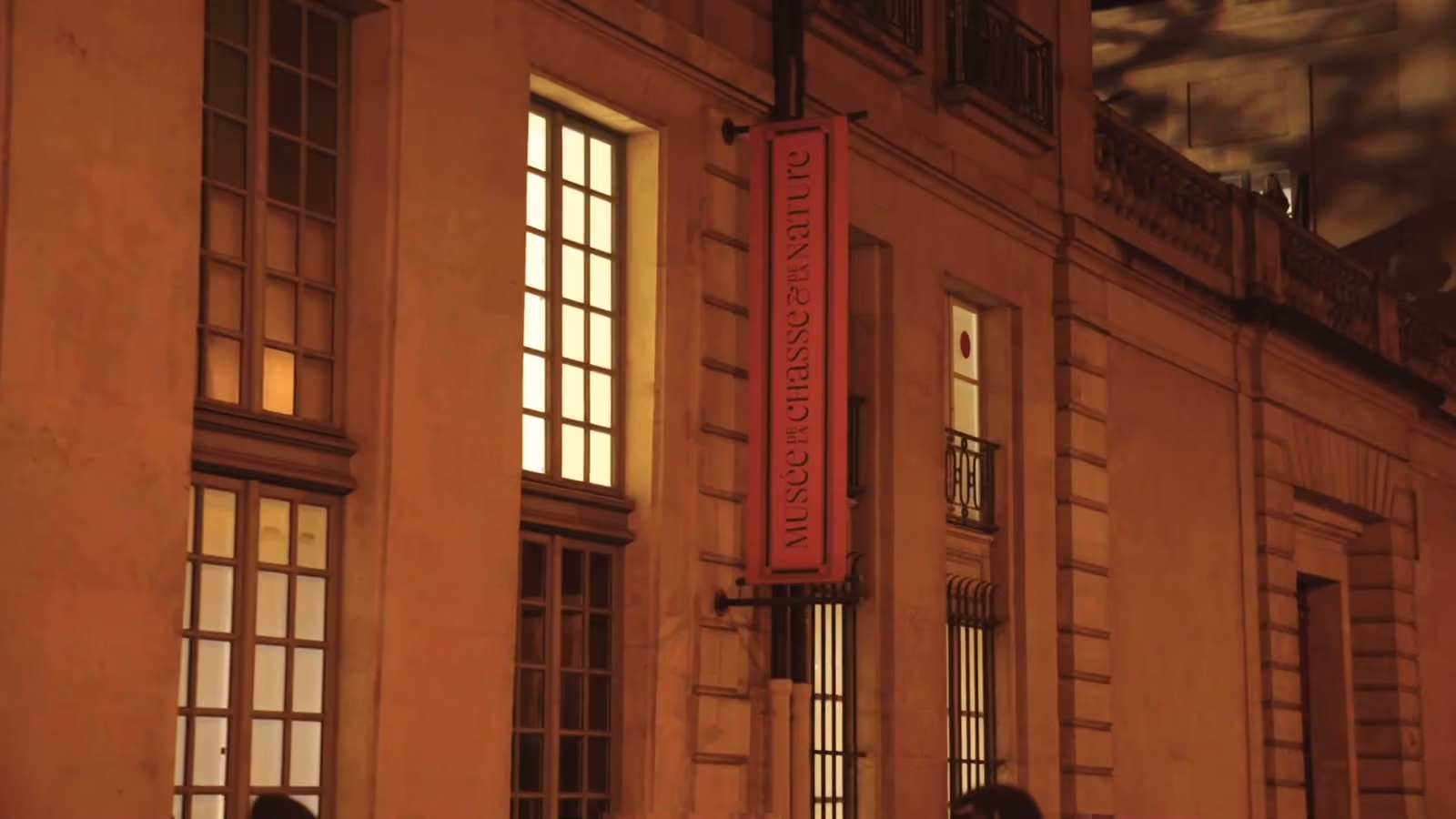 La façade du Musée de la Chasse et de la Nature, éclairée le soir de la Fête de l’Ours