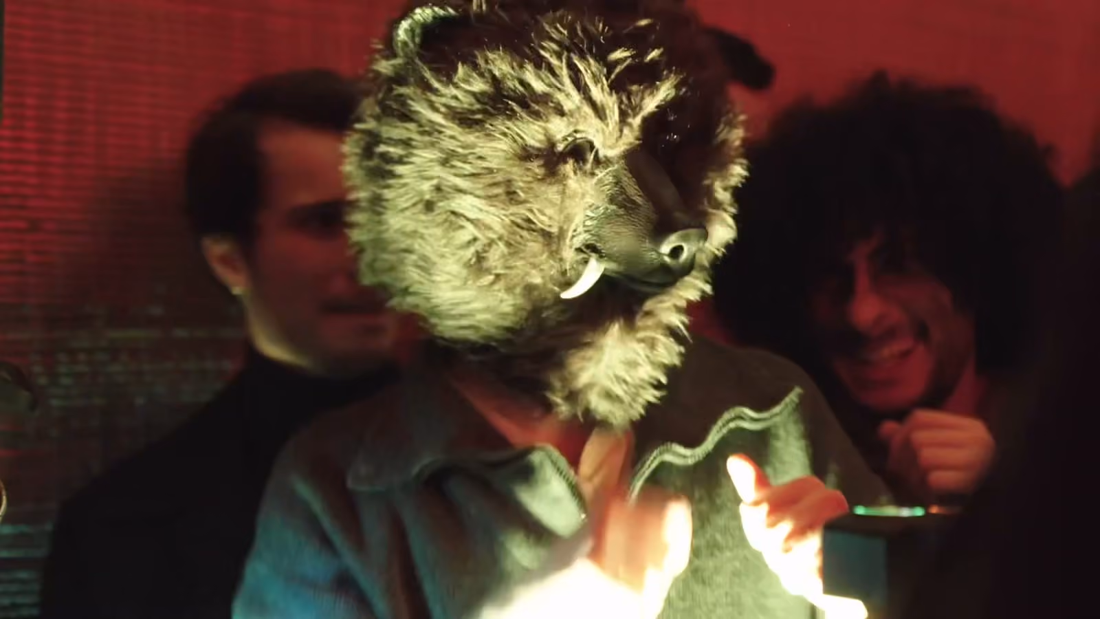 Un invité porte un masque d’ours