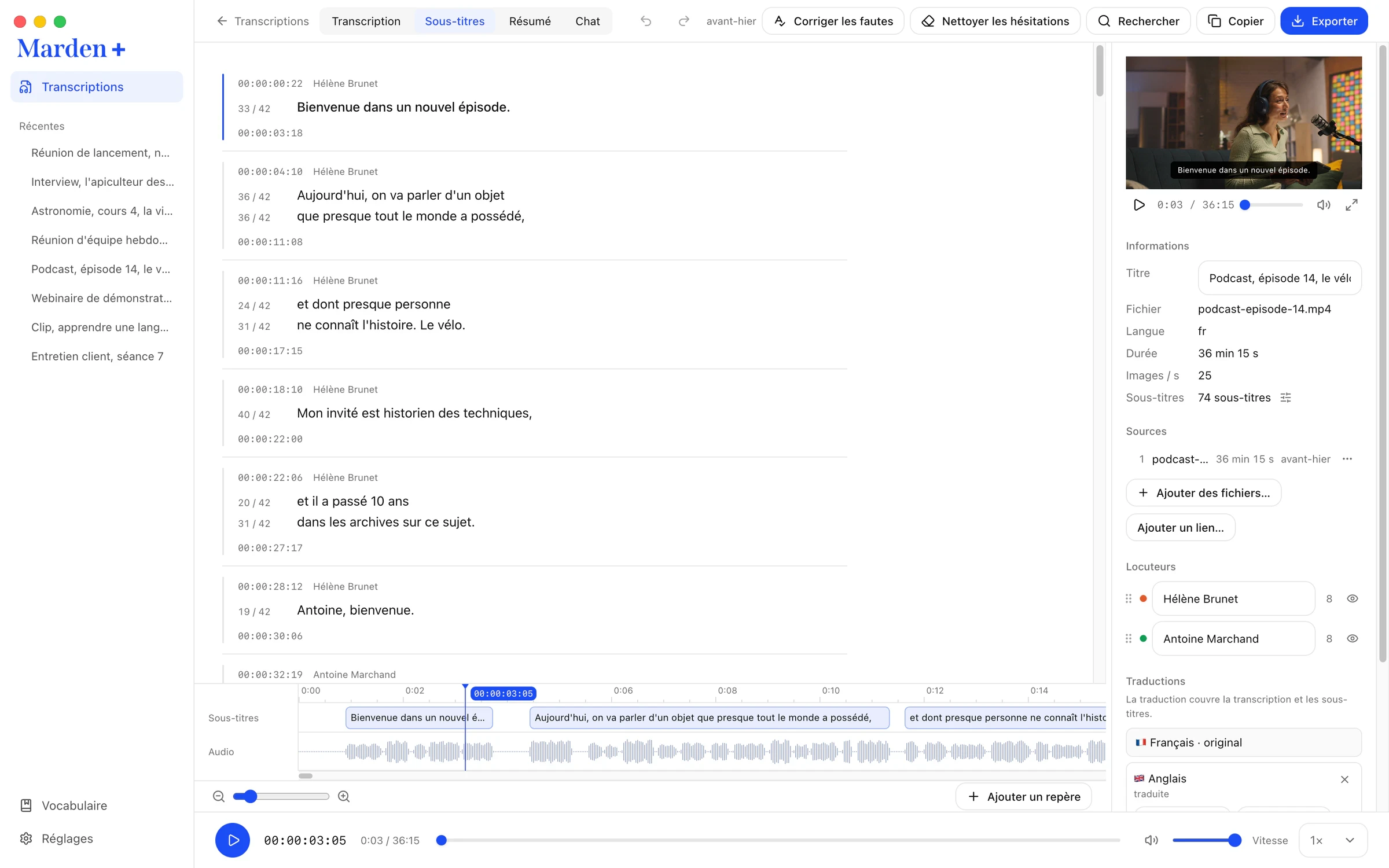 Marden sur un MacBook : les sous-titres d’un podcast, chacun avec son minutage, à côté de la vidéo sous-titrée.