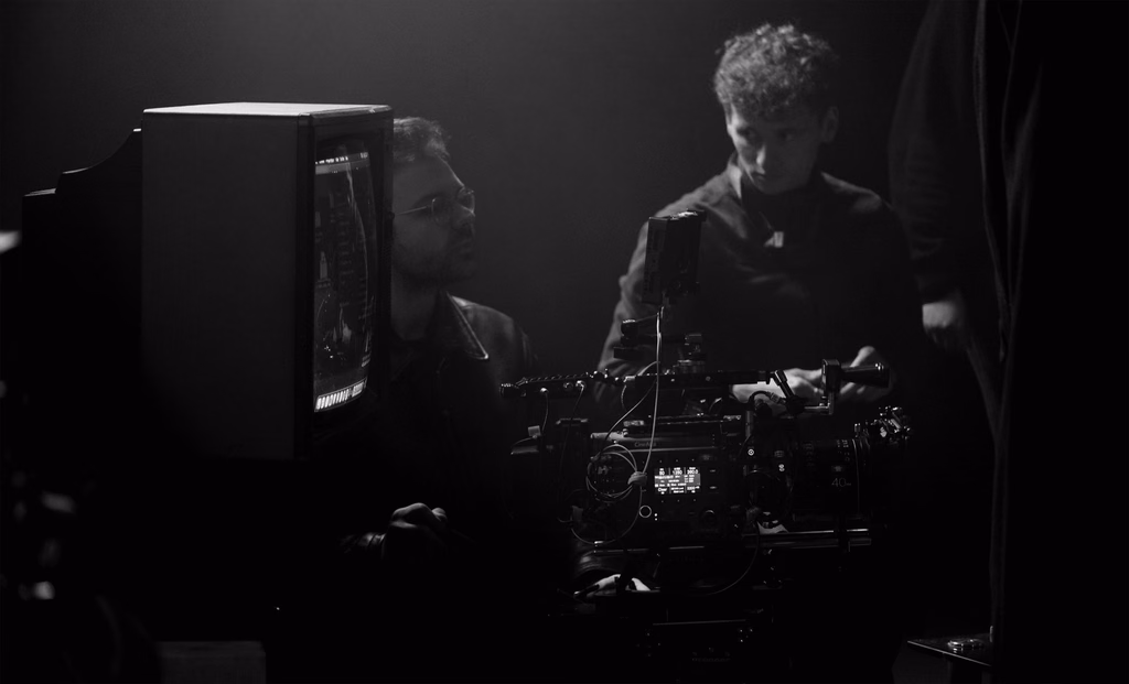 L'équipe de Glimpse Production en tournage, derrière une caméra de cinéma