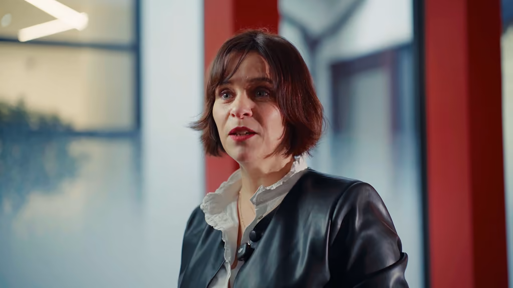 Plan rapproché de l'intervenante pendant le tournage du teaser Carac « Cap sur la performance »